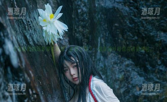 又有新鲜的阿寨寨“花嫁”套图上线了，这身婚纱好像在讲悄悄话。