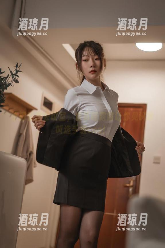 小露乱撞会议室，香草喵露露让你见识啥叫选手级cos！