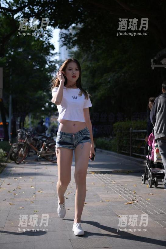 魔镜街拍 - 婷婷的寒风肉丝合集：美丽果然要“冻”出来啊。