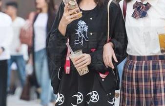 魔镜街拍 – 办公室的黑丝优雅：婷婷的日常与福利图集对比！