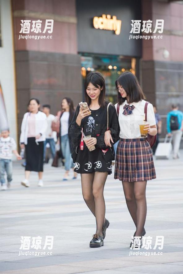 魔镜街拍 - 办公室的黑丝优雅：婷婷的日常与福利图集对比！