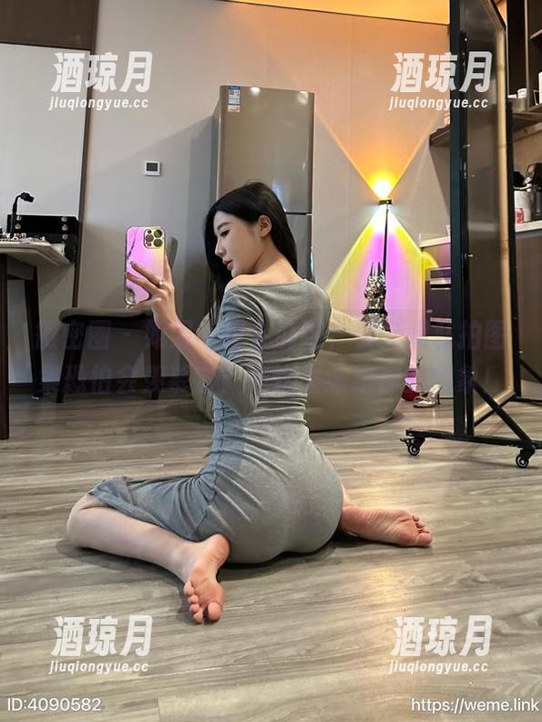 微密圈 - 如果毛衣会说话，黎允熙私拍图集恐怕会羡慕它！在这里编织你的想象！